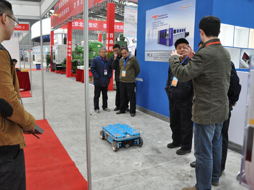 乐鱼网页版_乐鱼（中国）参加2015中国西部国际装备制造业博览会-技术人员向观众讲解产品-2.jpg